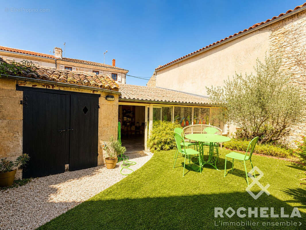 Maison 215 m² à Saint-Jean-D'angely  - photo 2