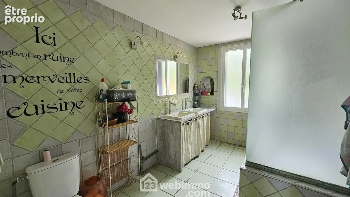 Au RDC, une salle de bain/WC de 9 m².
