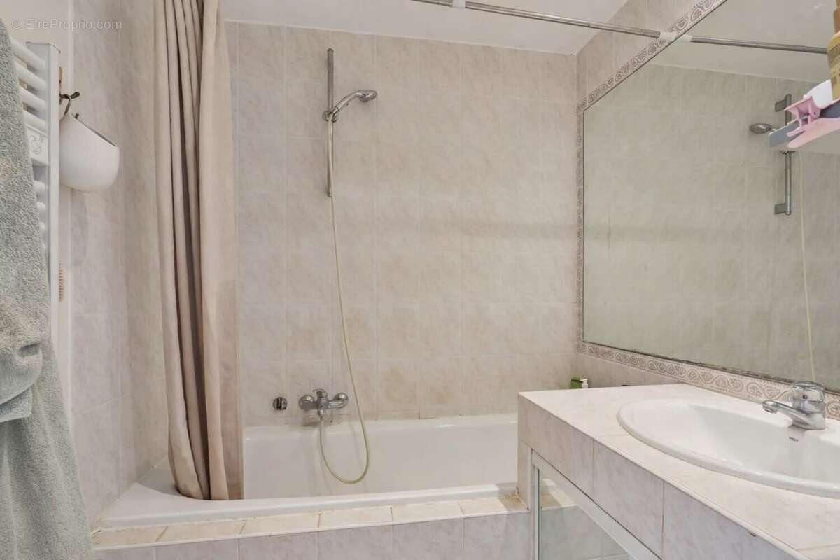 Appartement à SAINT-LAURENT-DU-VAR