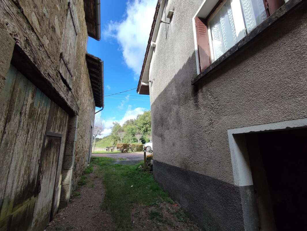 Maison de bourg à fort potentiel - centre de Piegut - photo 10