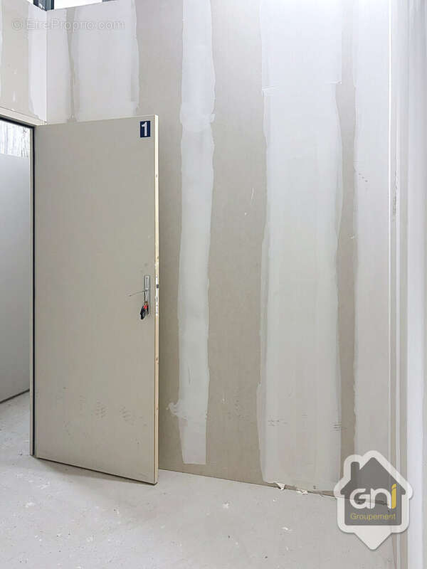 Vente de 2 bureaux et 11box de stockage - photo 10