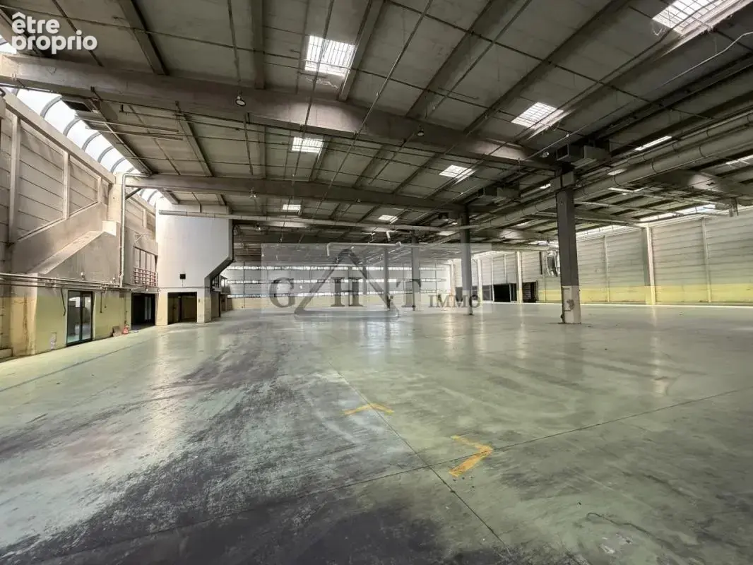 EXCLUSIVITE 3500 m² entrepot bureaux à vendre à LOGNES - photo 1