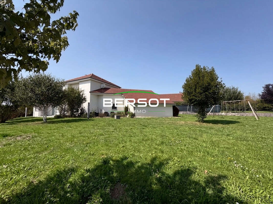 EXCLUSIVITÉ BERSOT IMMOBILIER - Villa contemporaine 145 m² avec 3 chambres, bureau, terrain de 946 m² et vue dégagée - photo 2