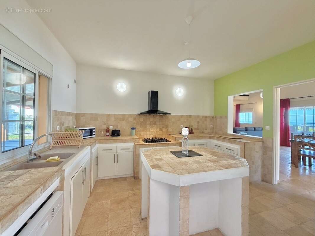 À vendre – Villa T11 d'exception avec piscine, jacuzzi et fort potentiel locatif – Mont-Vert-les-Bas (Saint-Pierre) - photo 6