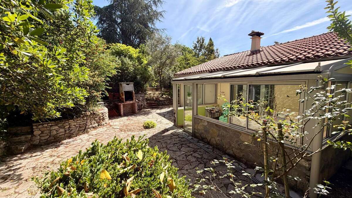 Maison de plain-pied 3 chambres avec jardin paysagé de 730m² et double vérandas - photo 5
