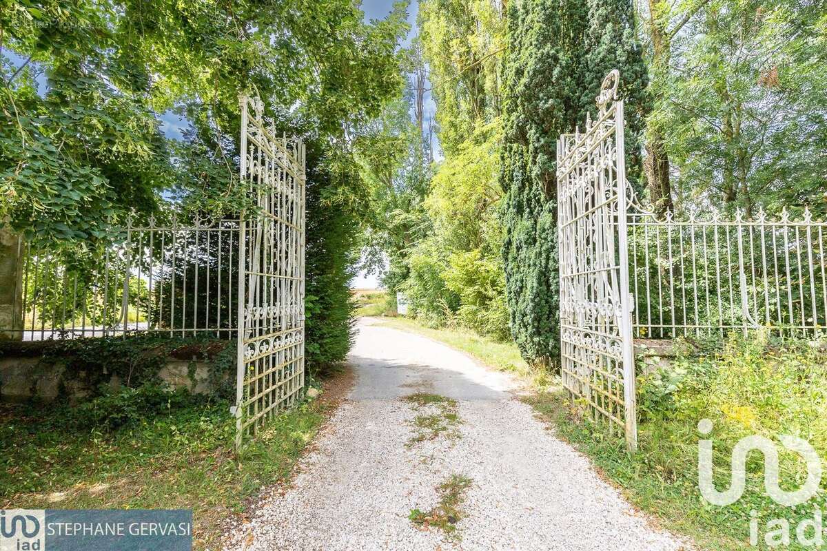 Maison 450 m² à Janvry  - photo 5
