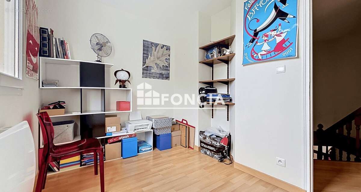 Maison familiale avec 3 suites, bureau et 2 garages - photo 10