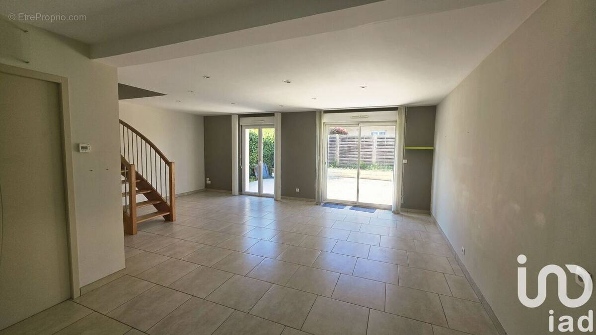 Photo 1 - Maison à VEAUCHE