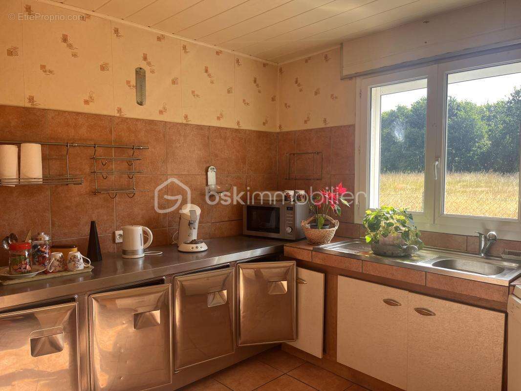Maison avec garage et grange sur 8000m2 de terrain - photo 11