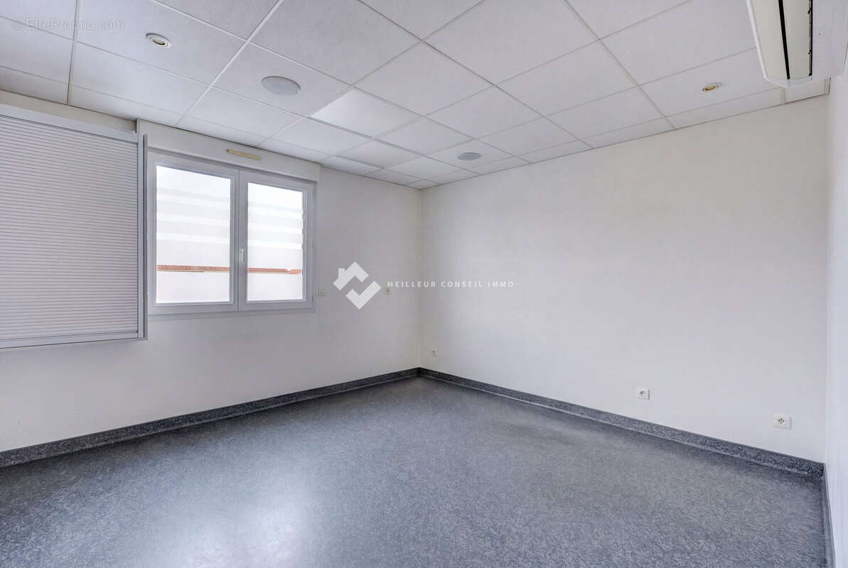 Appartement 108 m² à Saint-Bonnet-De-Mure  - photo 2