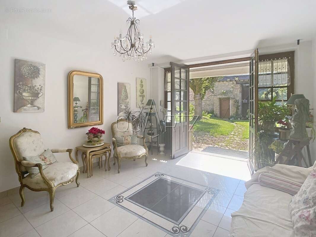 Maison 340 m² à Nesles-La-Vallee  - photo 7