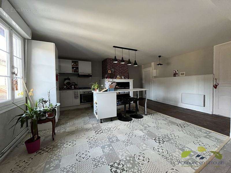 Appartement à SAINT-LEONARD-DE-NOBLAT