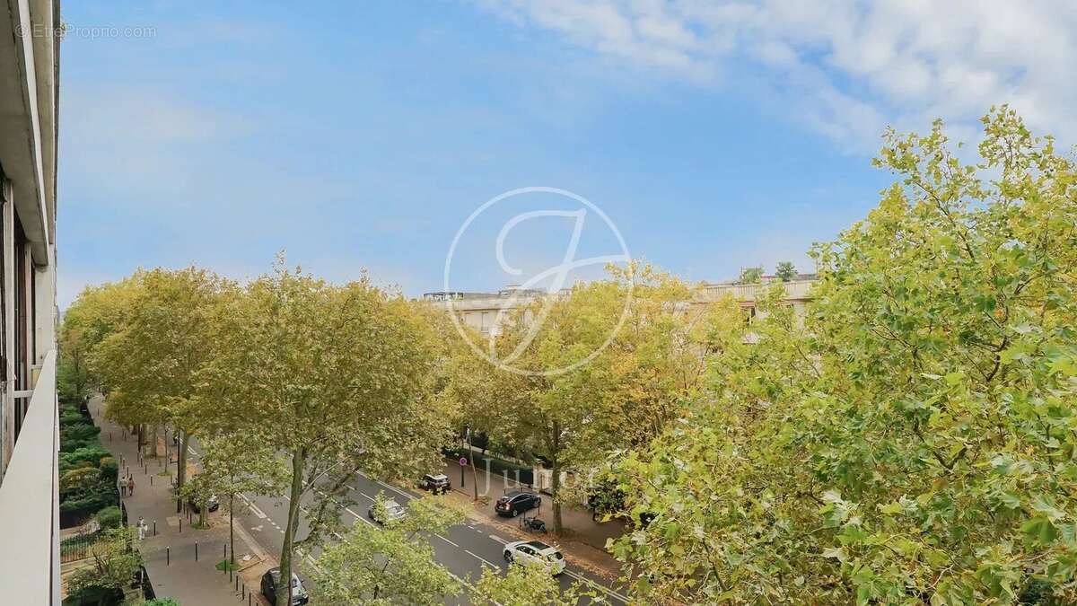 Appartement à PARIS-16E