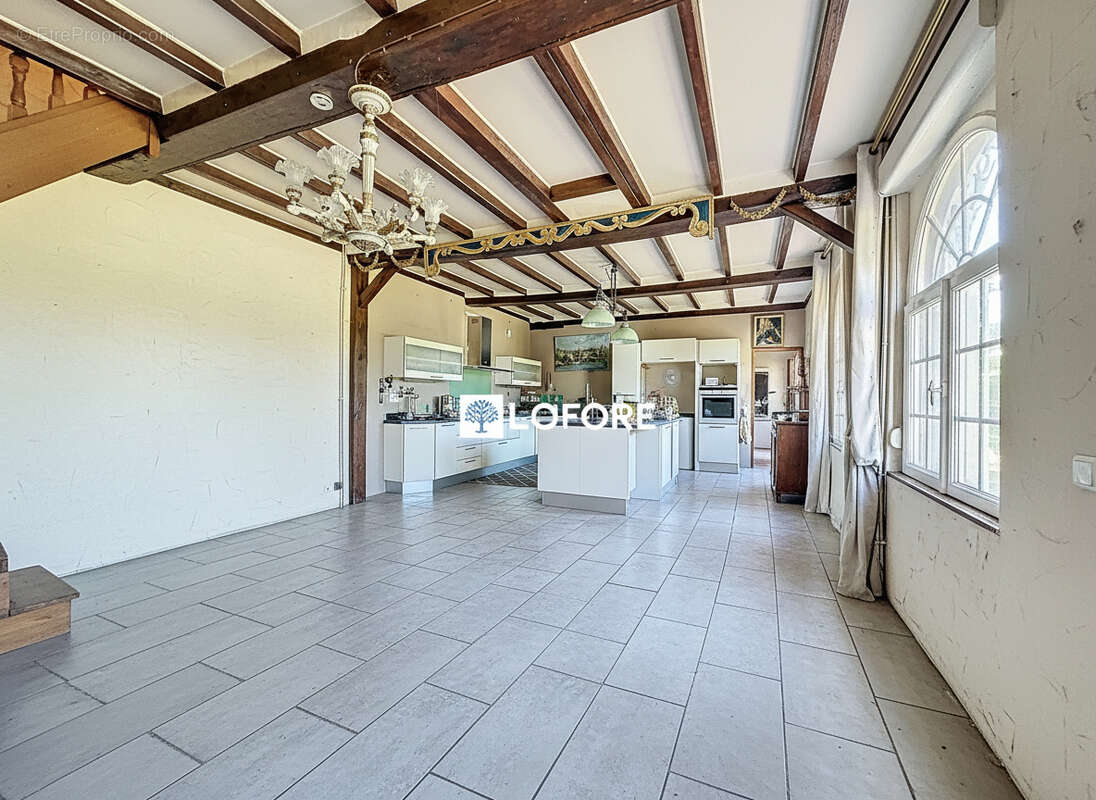 Ancien relais de poste de caractère à Valmont . 246 m² habitables . Jardin clos de 1 061 m² - photo 6