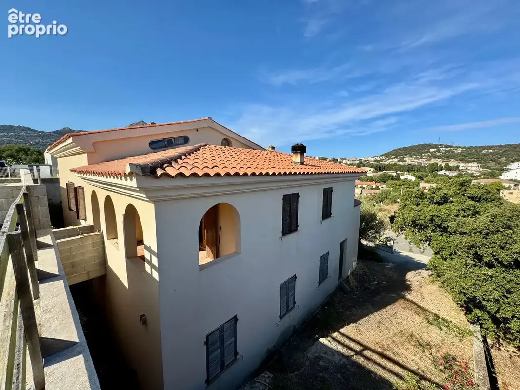 L’Île-Rousse – Maison 5 pièces, 3 niveaux avec terrasses, jardin et vastes garages – Centre ville et plage à pied - photo 1