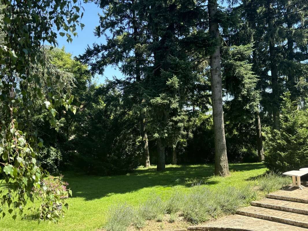 Superbe maison familiale de cinq chambres située dans un magnifique jardin et à distance de marche de Civray - photo 15