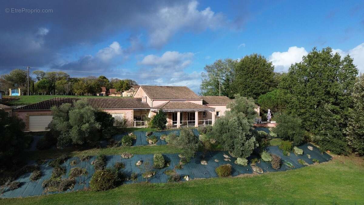 Demeure contemporaine, piscine intérieure, et terrain clos - photo 19