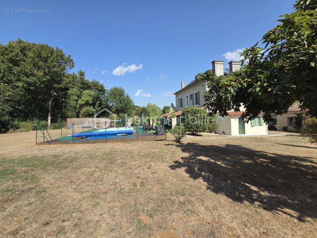 Coup de cœur – charme, elegance et potentiel, belle maison rénovée avec studio, piscine chauffée et 1 940 m² de terrain - photo 24
