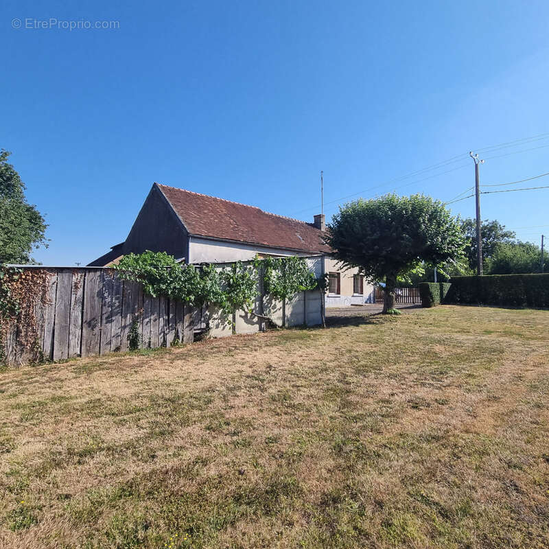 Longère sur 1 329 m2 de terrain clos ! - photo 2