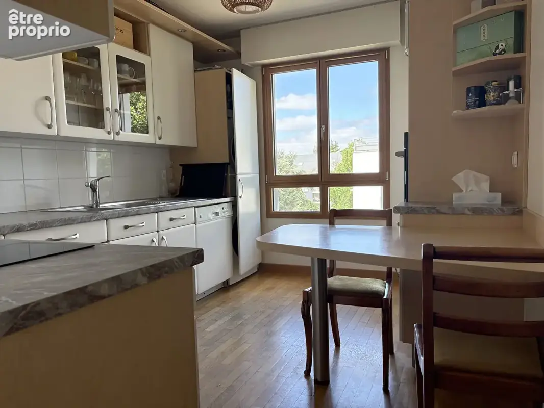 Appartement T4  de 96.67 m² avec terrasse et vue dégagée, ascenseur et stationnements - photo 7
