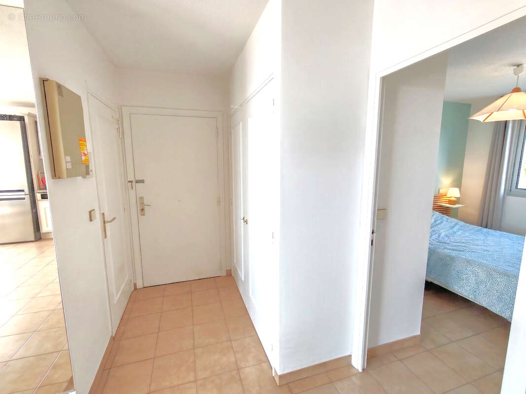 A vendre appartement dans residence securisee avec piscine 3 pieces 2 chambres terrasse sur le toit et veranda cave parking et p - photo 8