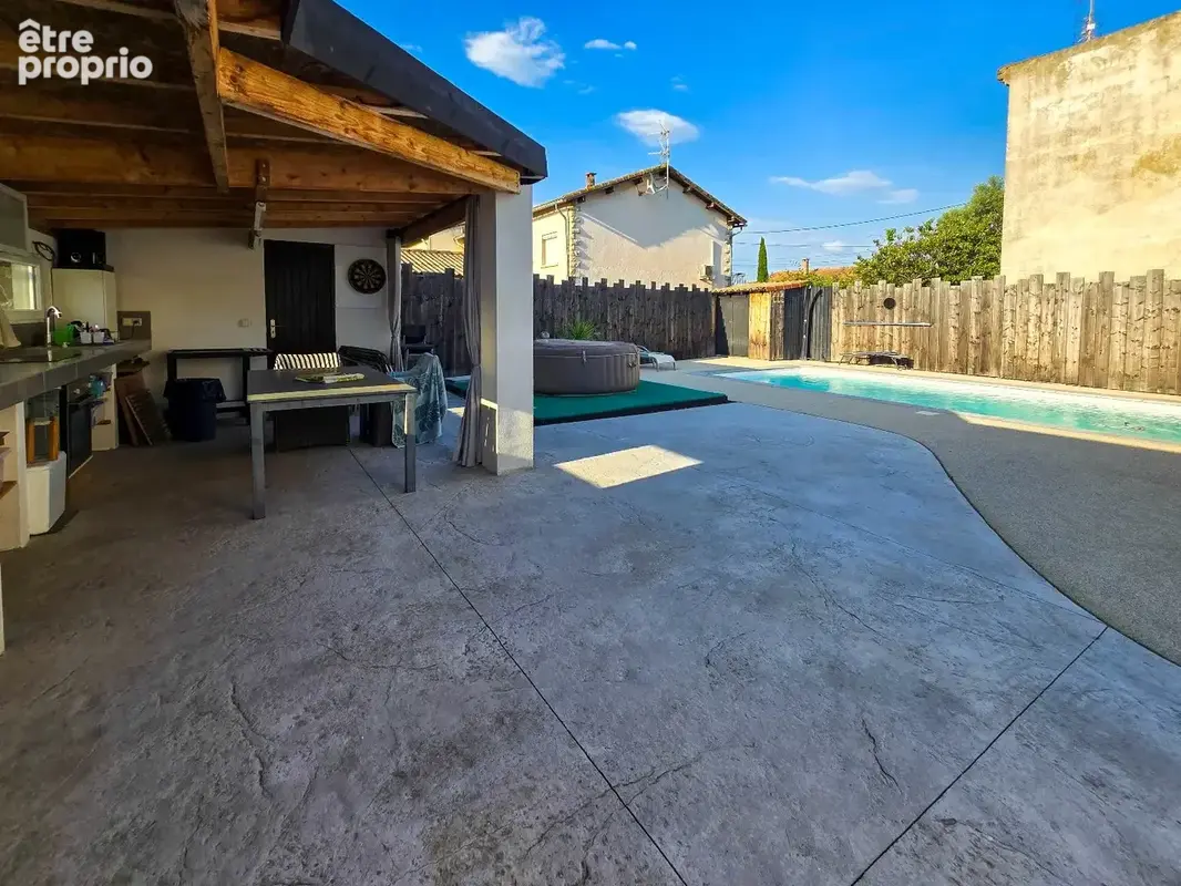 Une maison où il fait bon vivre, avec de beaux espaces intérieurs et extérieurs. - photo 9