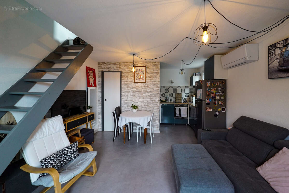 Maison à VIC-LA-GARDIOLE