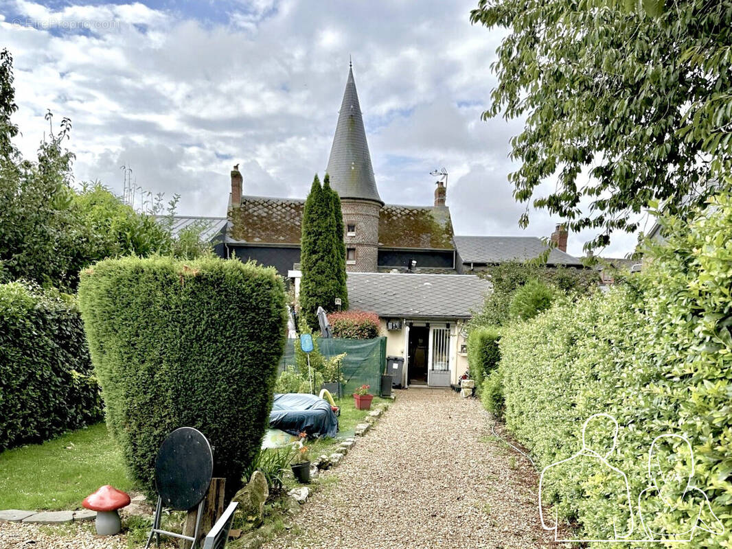 BÂTISSE NORMANDE LOUÉ POUR ACTIVITÉ  RESTAURATION AVEC LOGEMENT DE FONCTION T3 - - Commerce à CORNEVILLE-SUR-RISLE