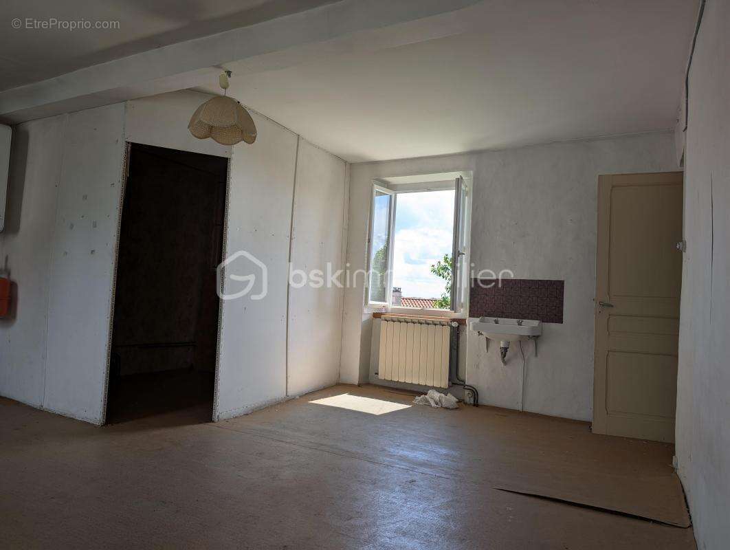 Maison à SAINT-BARTHELEMY-LESTRA