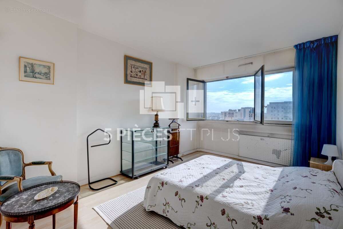 Appartement à COURBEVOIE