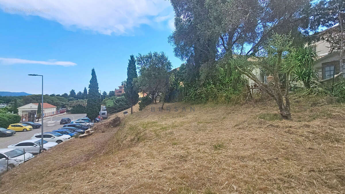 Terrain à FREJUS