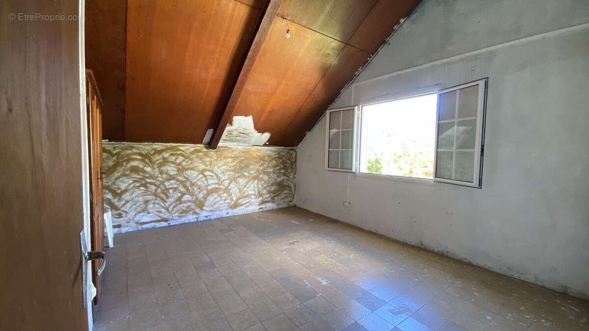 Chambre lumineuse avec rangements intégrés - Maison à SALAZIE