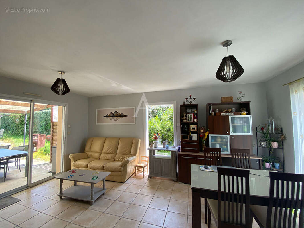 Maison à SAINT-ETIENNE-DE-MER-MORTE