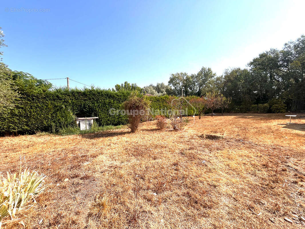 Terrain constructible de 755 m2 libre constructeur - photo 2