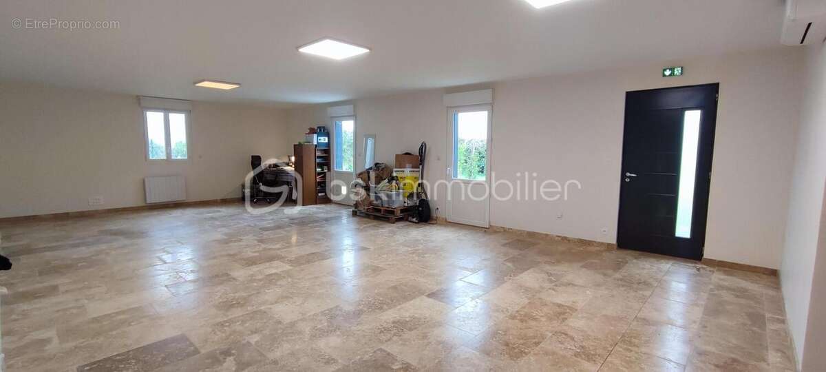 Commerce à SAINT-ANTOINE-DU-ROCHER