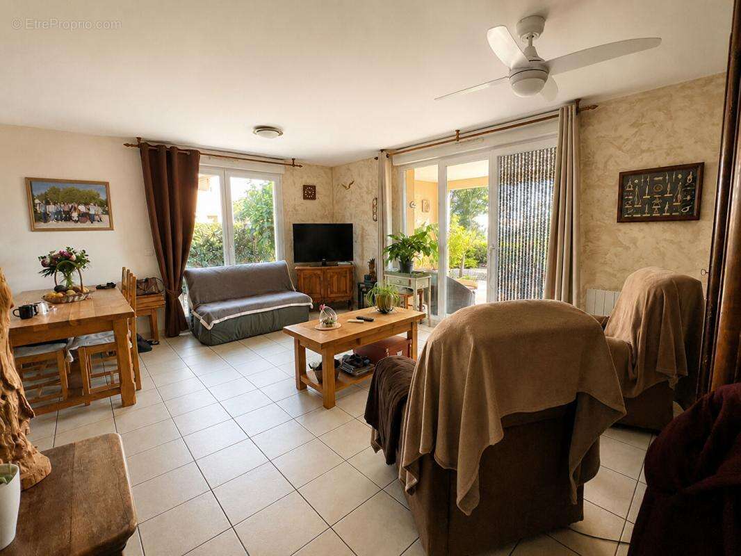 Appartement à SAINT-MITRE-LES-REMPARTS