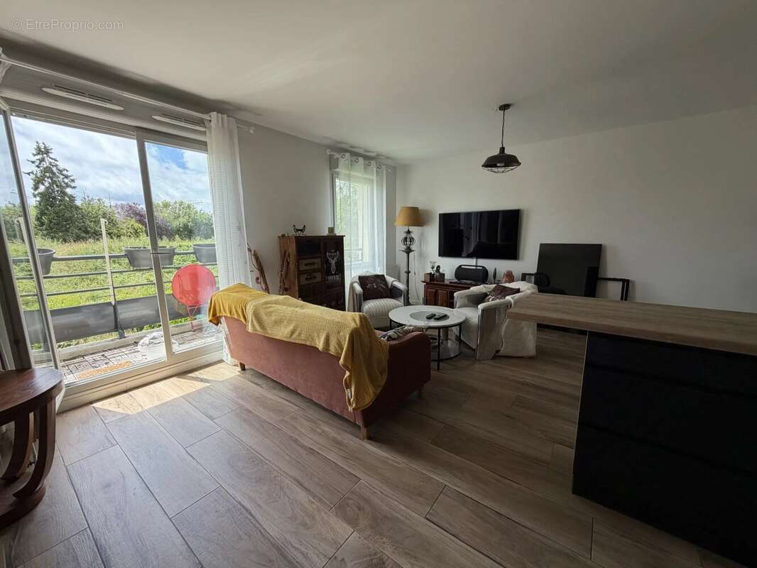 Appartement à LE MESNIL-SAINT-DENIS