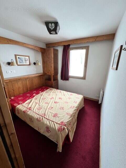 Chambre 1 avec salle de bain - Appartement à FONTCOUVERTE-LA-TOUSSUIRE