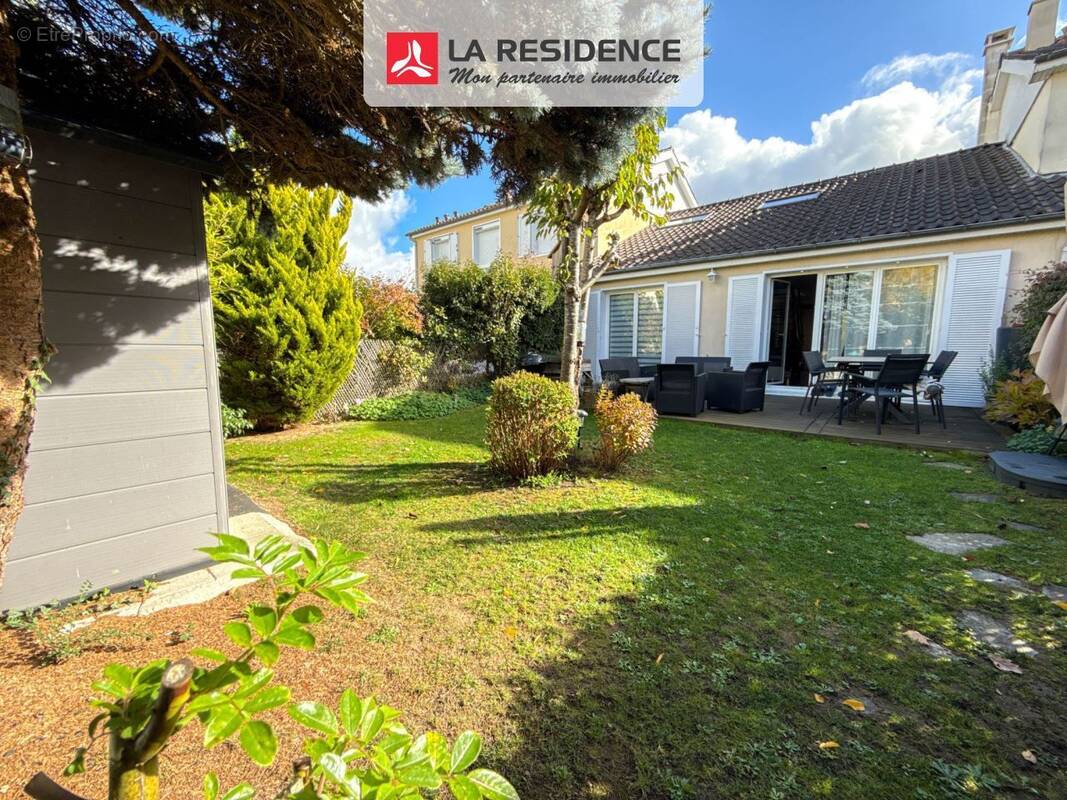 Maison à LE MESNIL-SAINT-DENIS