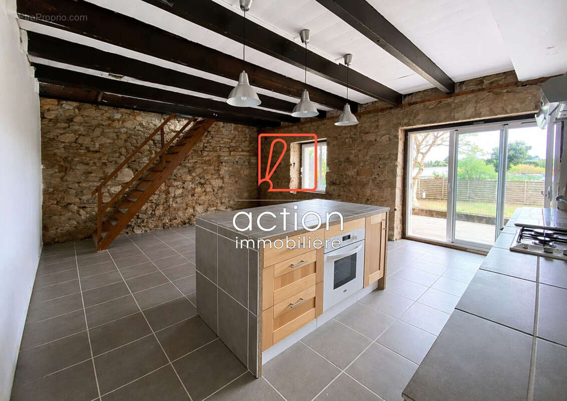 Maison à LA ROCHE-DERRIEN