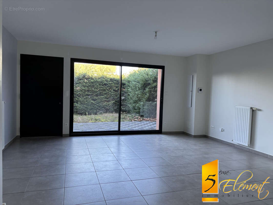 Maison à LA TOUR-DE-SALVAGNY