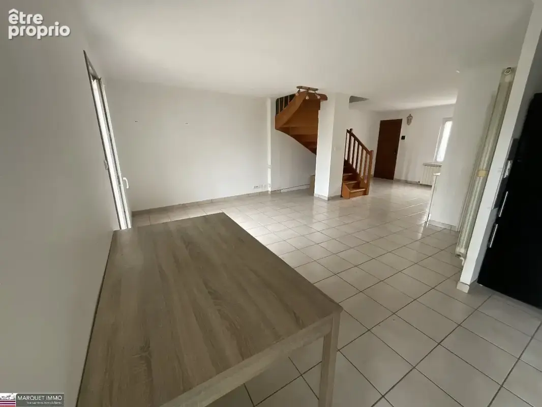 Villa T6 de 110 m²  vous invite à poser vos valises dans un cadre alliant charme et fonctionnalité sur 145 m² de terrain clos et - photo 6