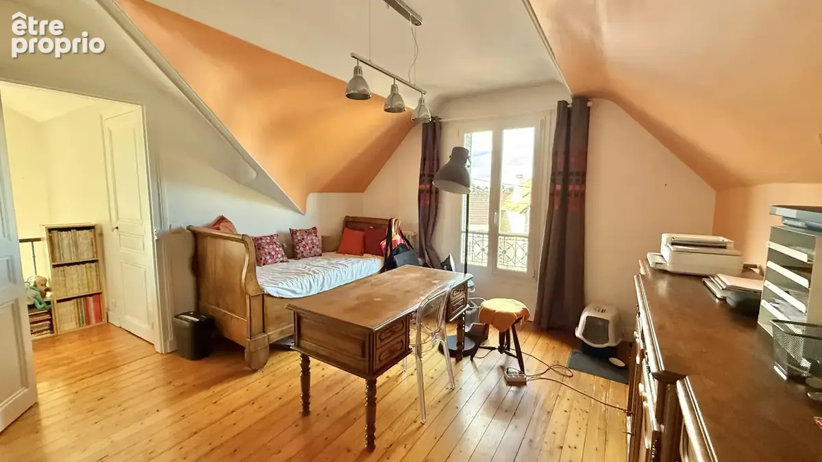 Belle meulière de caractère avec 6 chambres et jardin - photo 12