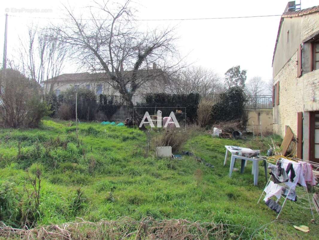 Maison à LES ADJOTS