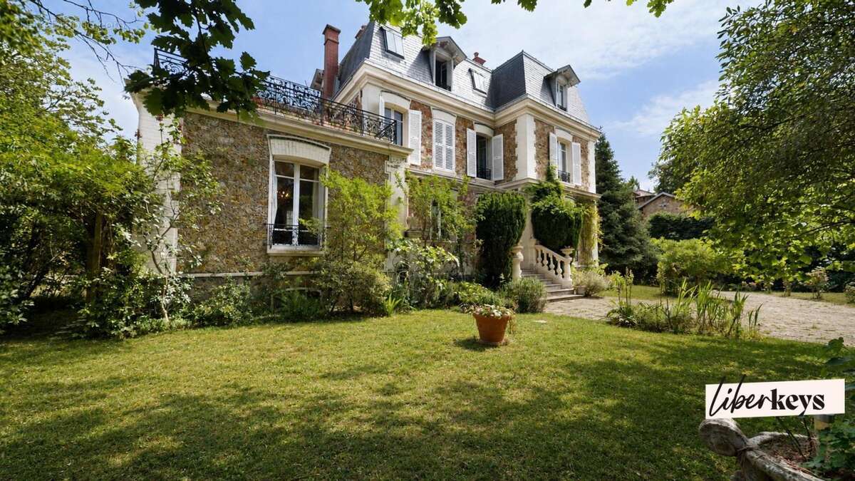 Propriété familiale de 236 m² avec jardin arboré de 878 m² – Vaucresson - photo 6