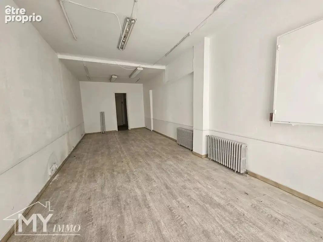 Immeuble de 164 m² habitable avec local commercial, patio et garage - photo 2