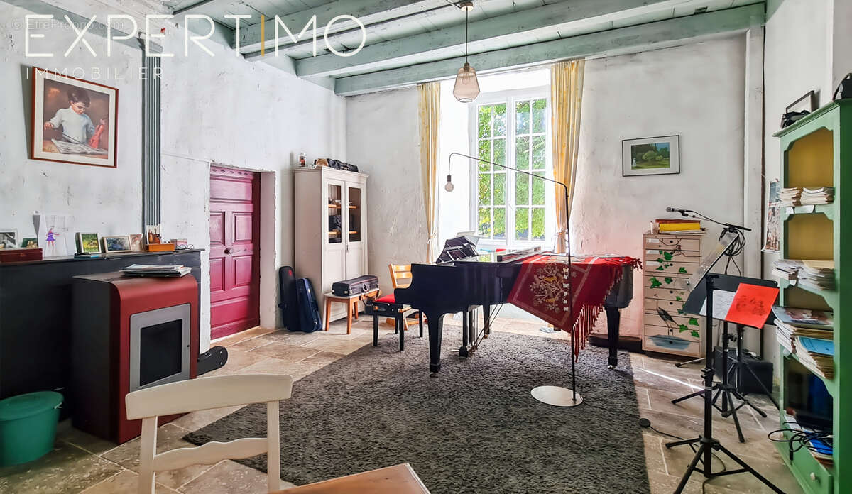 Manoir d'une superficie habitable de 338 m2 avec dépendances sur un terrain de 3,6 hectares - photo 13