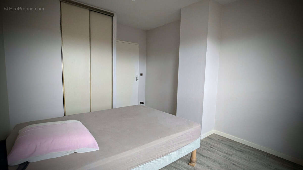 une chambre - Appartement à AIGUILLON