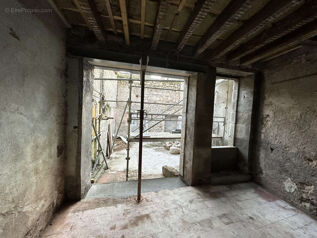 Immeuble de 180m2 à rénover. Toiture et plancher neufs. - photo 5