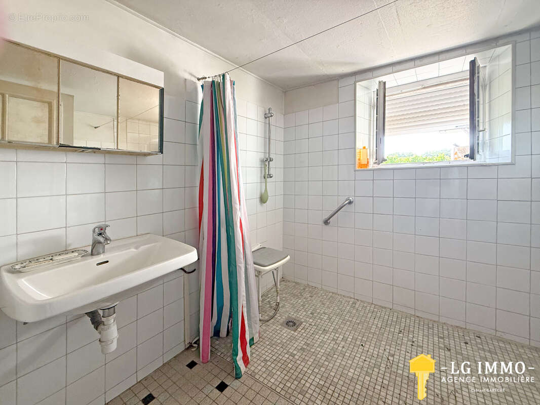 Maison charentaise à fort potentiel   106 m2 habitables & 600 m2 de dépendances - photo 10